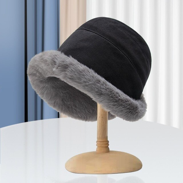 WinterGlow Beanie - Luxurious Warm Hat for Cold Days