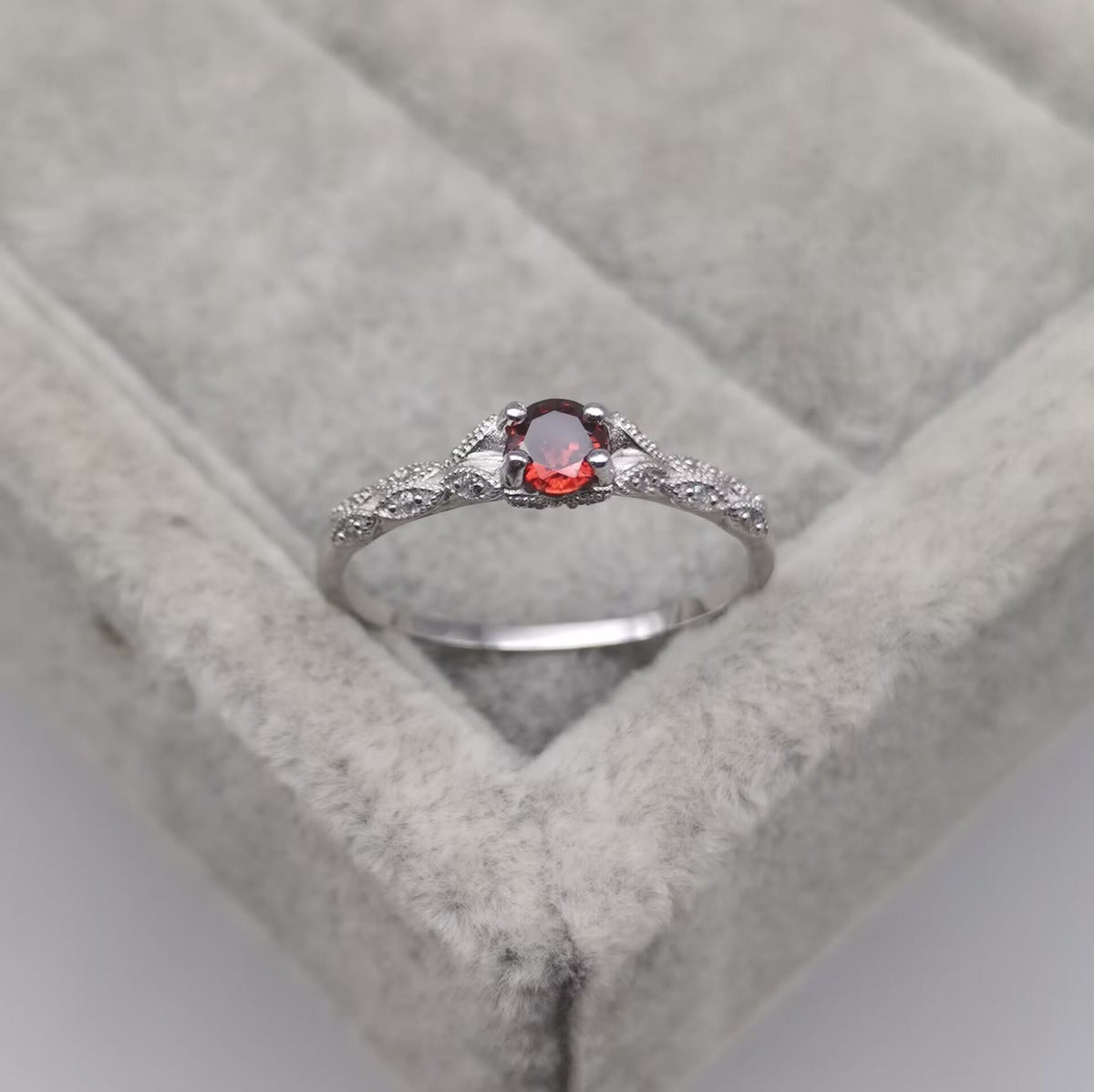 Hystelle - Minimalist Amethyst and Zirconia Ring