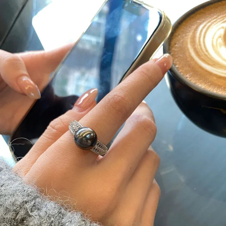 Kalindra - Elegant Vintage Openwork Pearl Ring