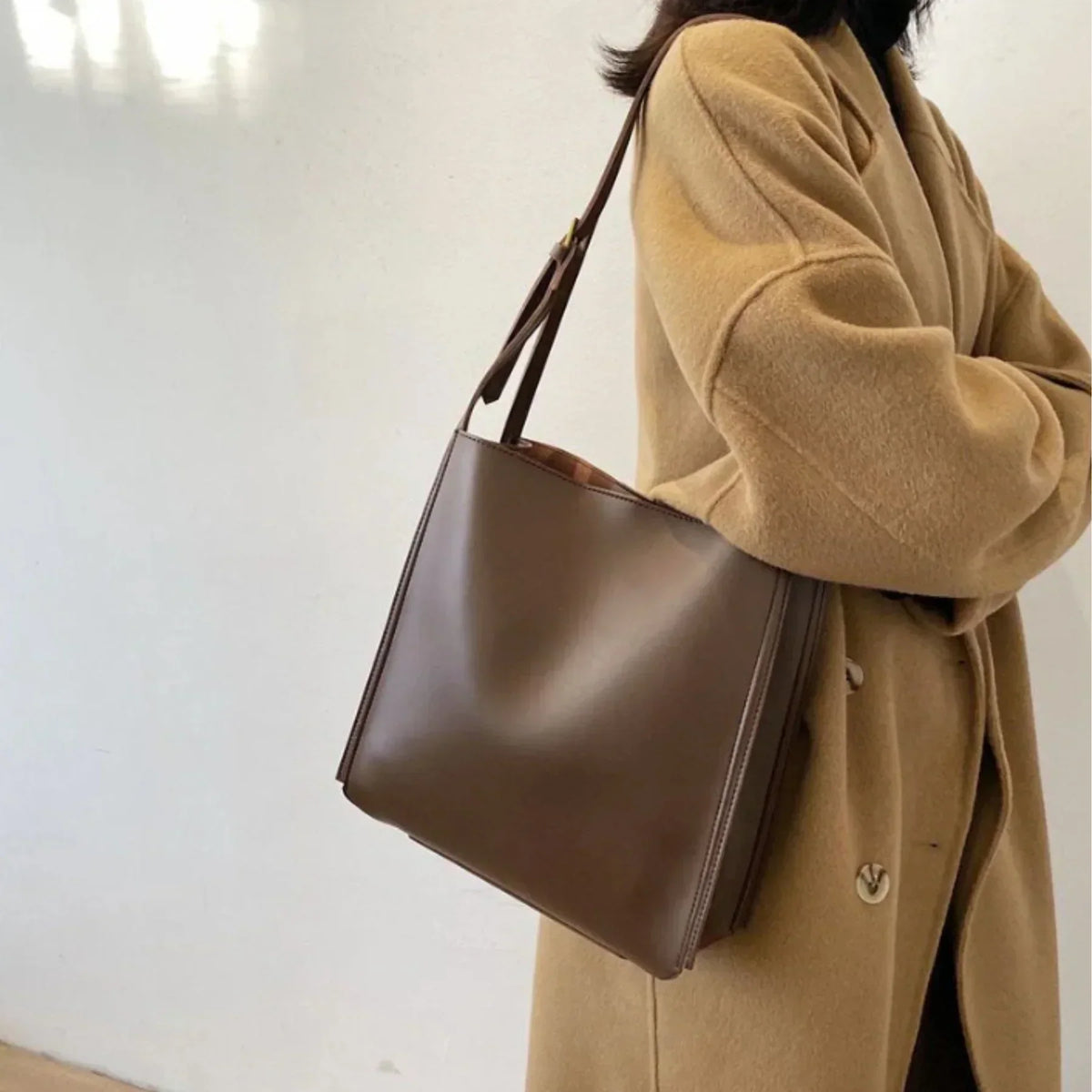 RetroChic Handbag - Vintage-Style Fashion Bag