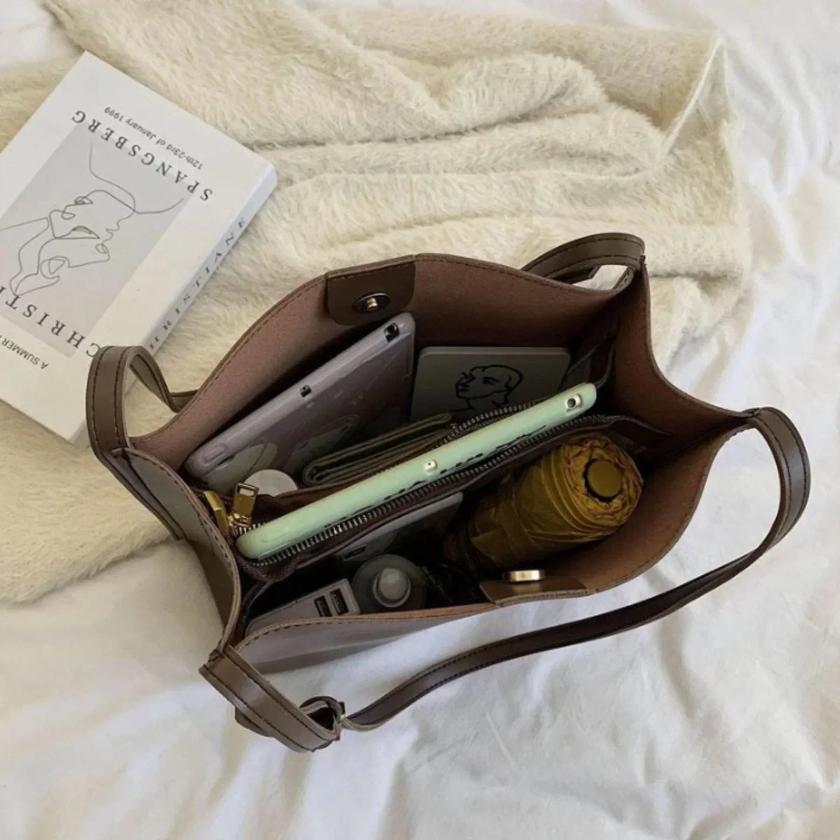 RetroChic Handbag - Vintage-Style Fashion Bag