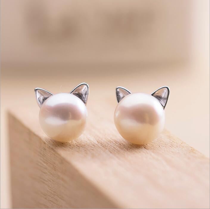Selia Cat Earrings - Elegant Silver Studs with Natural Pearls