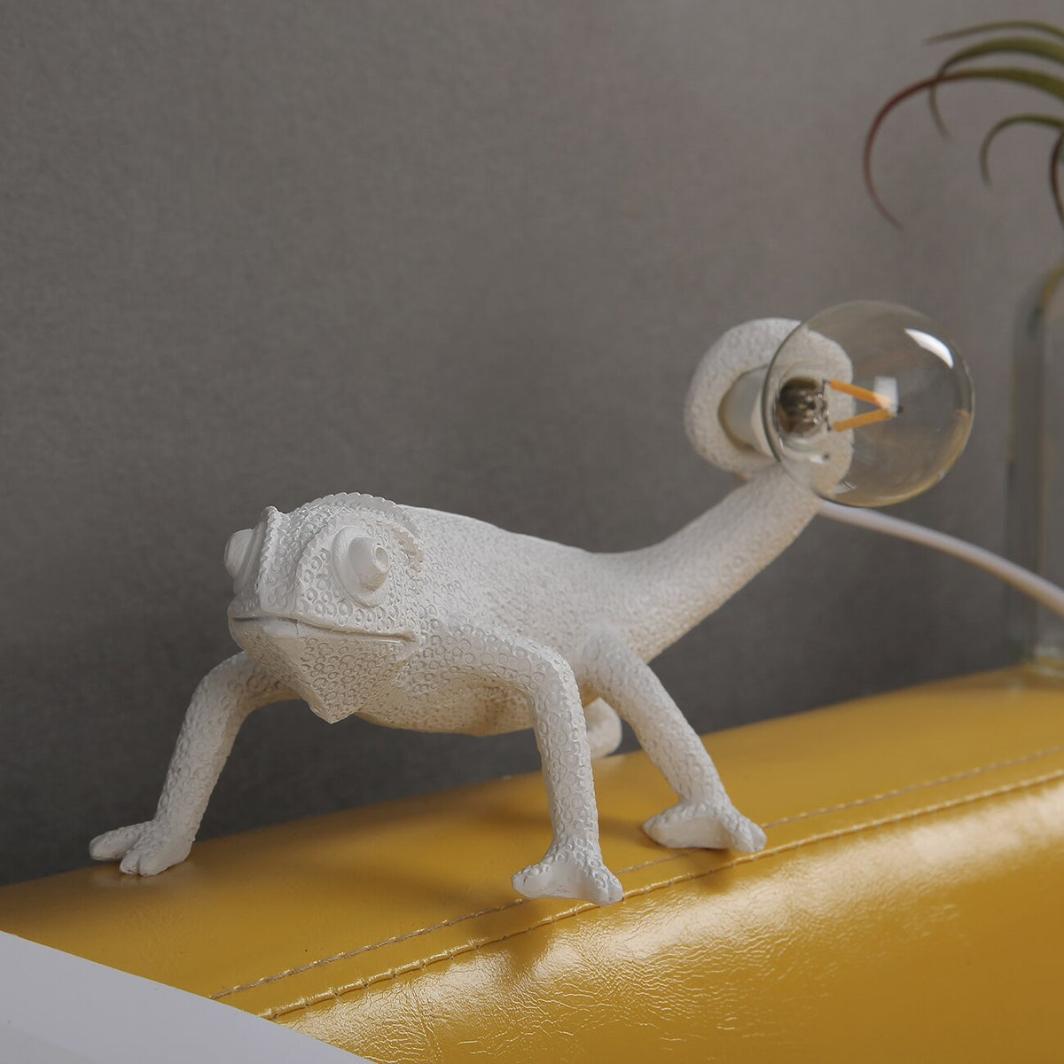 Resin Lizard Table Lamp - Sculptural Lizard Accent for Modern Decor