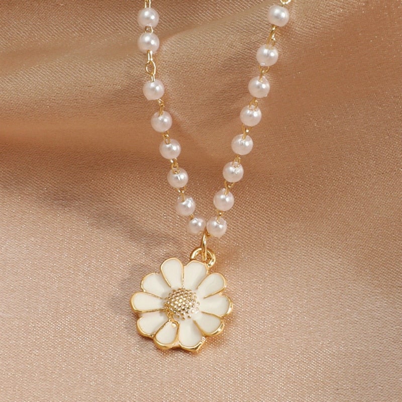 Flora Necklace - Elegant Pearl Necklace with Daisy Pendant