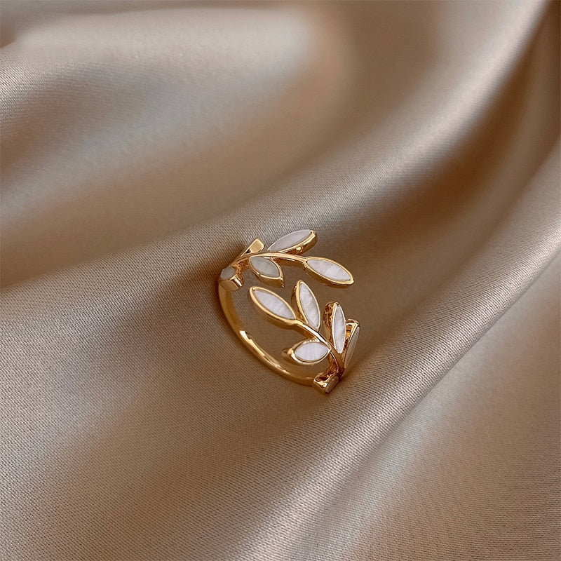 Amarille Gold Leaf Ring - Elegant Nature-Inspired Design