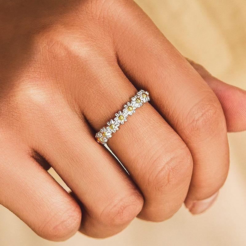 Amiflora - Elegant Adjustable Silver Daisy Ring