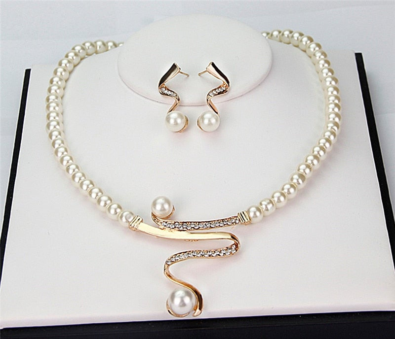 Lysanne - Natural Pearl Necklace and Earrings Set