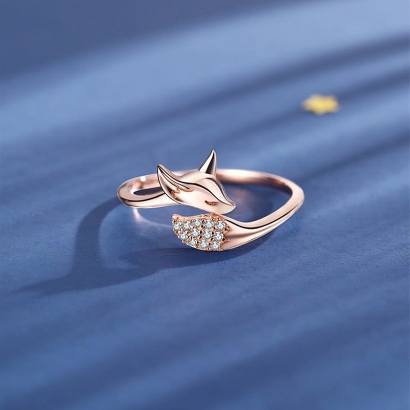 Renara - Elegant Silver Fox Ring