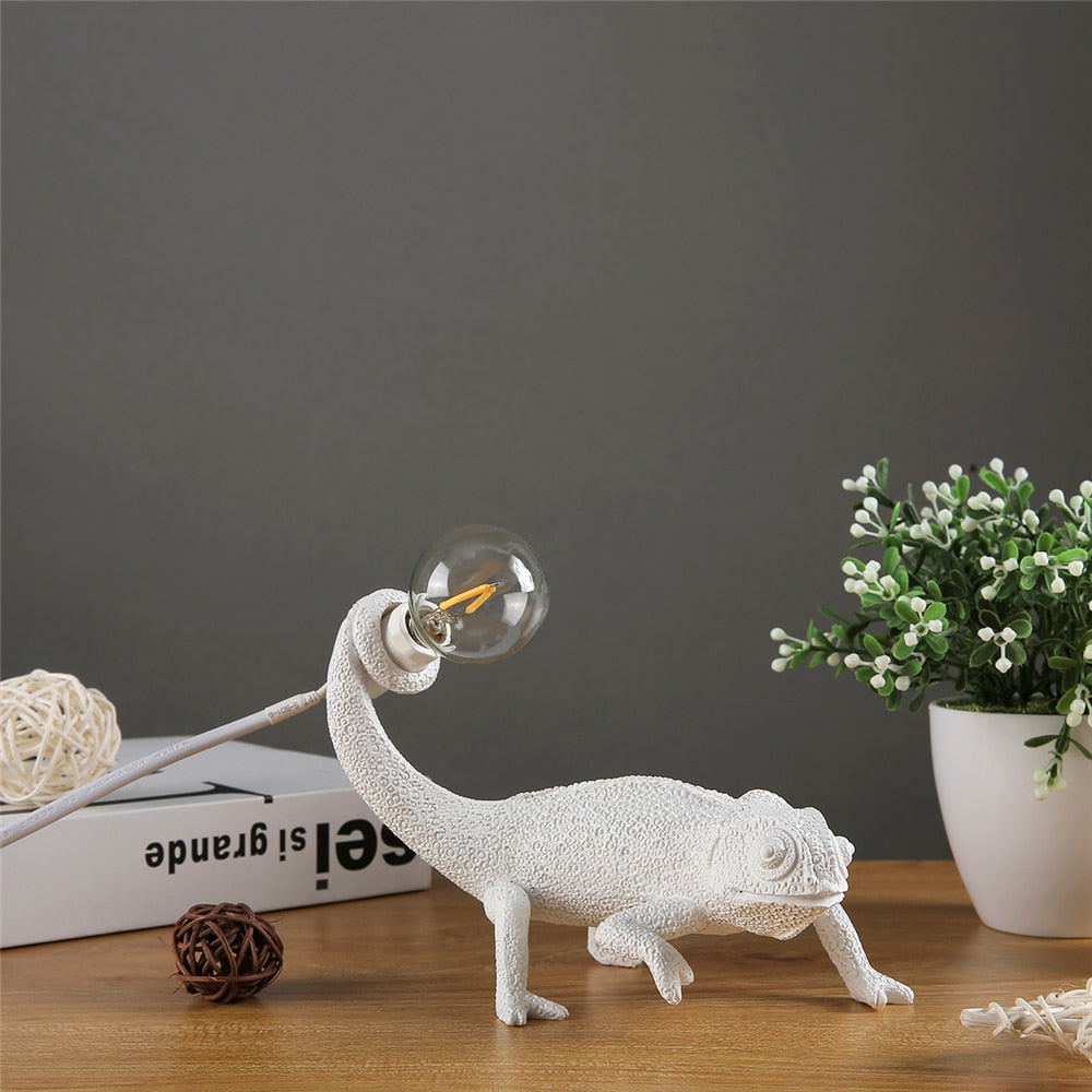 Resin Lizard Table Lamp - Sculptural Lizard Accent for Modern Decor