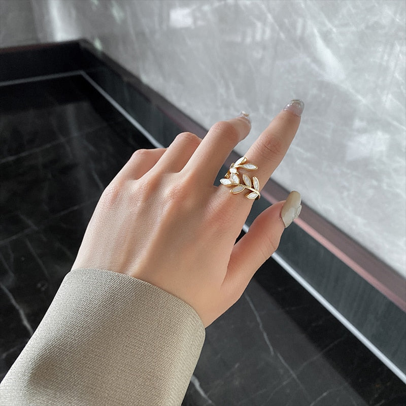 Amarille Gold Leaf Ring - Elegant Nature-Inspired Design