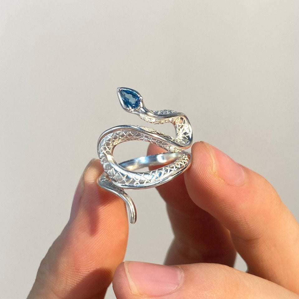 Bendrix Snake Ring - Elegant Statement Design
