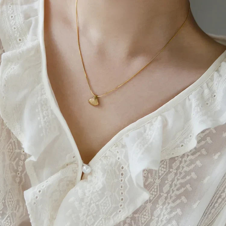 Lila - Elegant Floral Necklace with Gold Scallop Shell Pendant