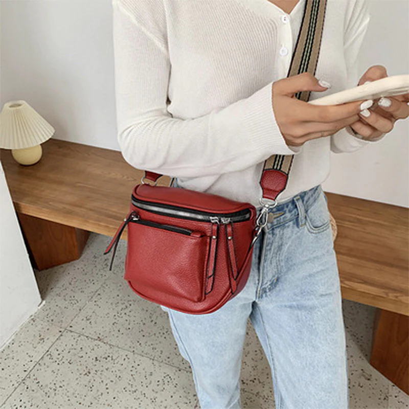 ClassicElegance Crossbody Bag - Timeless Design and Effortless Comfort