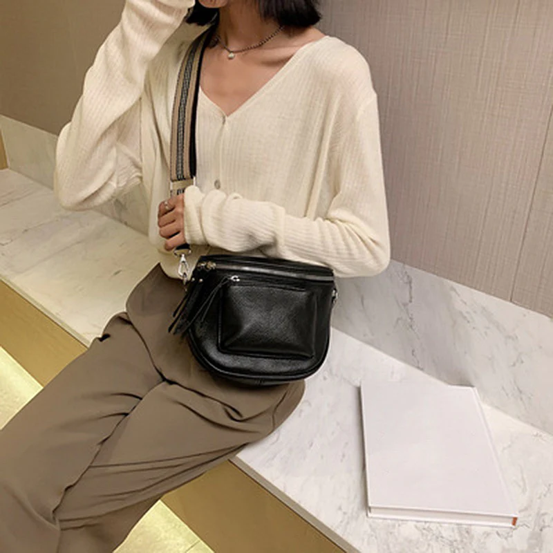 ClassicElegance Crossbody Bag - Timeless Design and Effortless Comfort