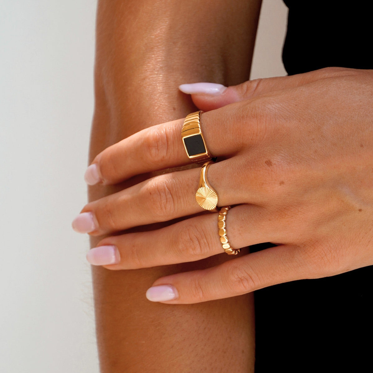 Telsora - Striking Sunlight Signet Ring