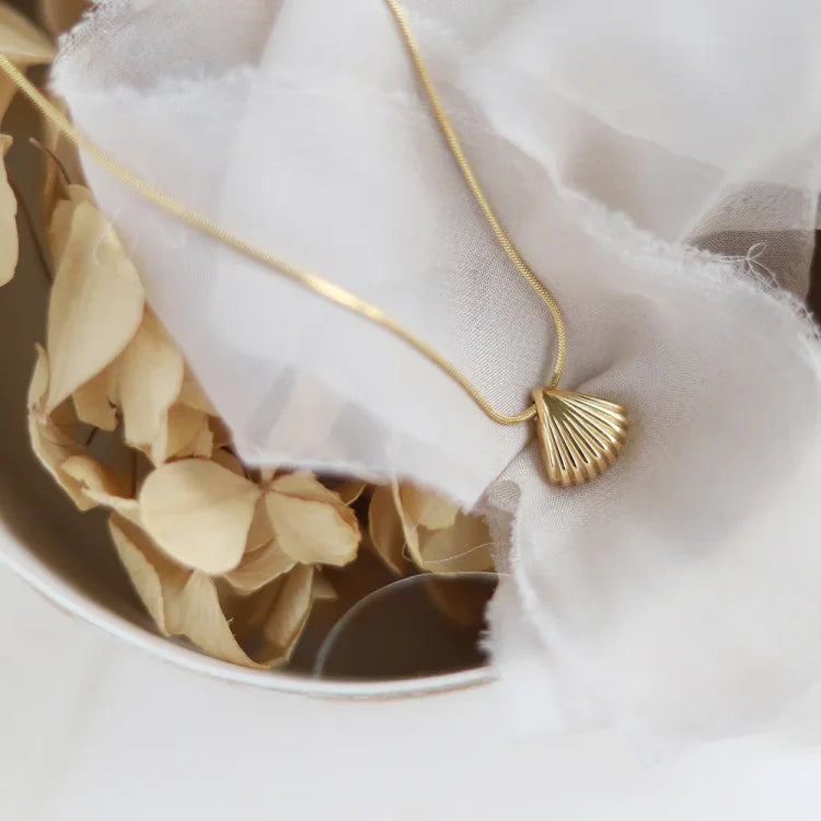 Lila - Elegant Floral Necklace with Gold Scallop Shell Pendant