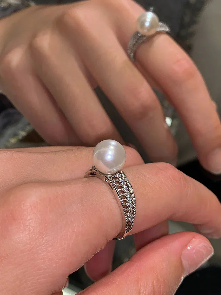 Kalindra - Elegant Vintage Openwork Pearl Ring