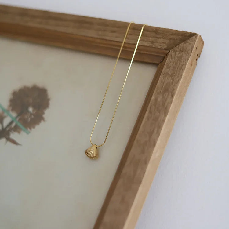 Lila - Elegant Floral Necklace with Gold Scallop Shell Pendant