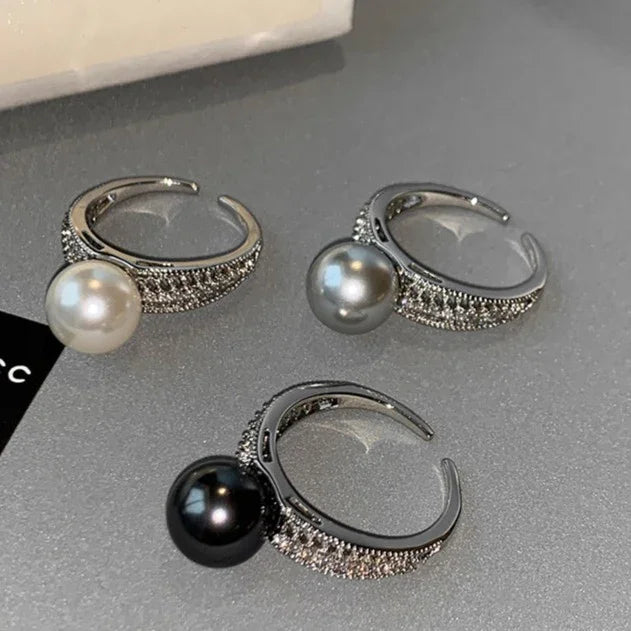 Kalindra - Elegant Vintage Openwork Pearl Ring