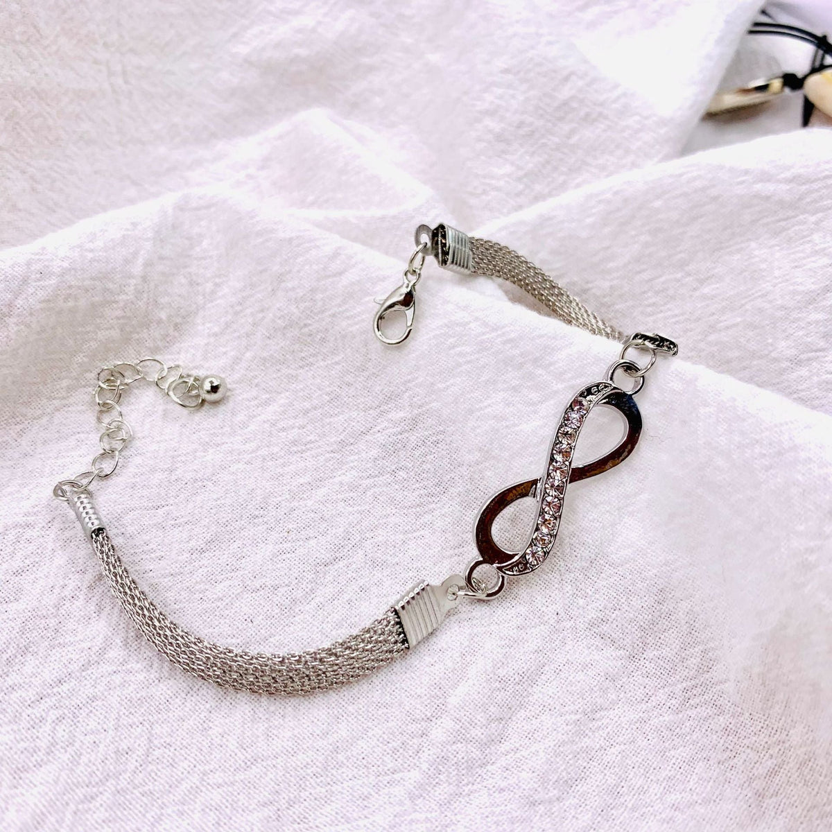 Obrelle - Chic Infinity Bracelet for Timeless Elegance