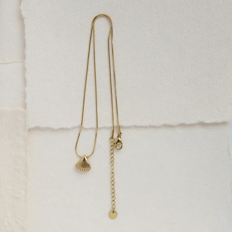 Lila - Elegant Floral Necklace with Gold Scallop Shell Pendant