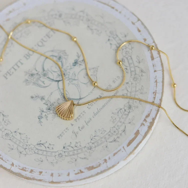Lila - Elegant Floral Necklace with Gold Scallop Shell Pendant