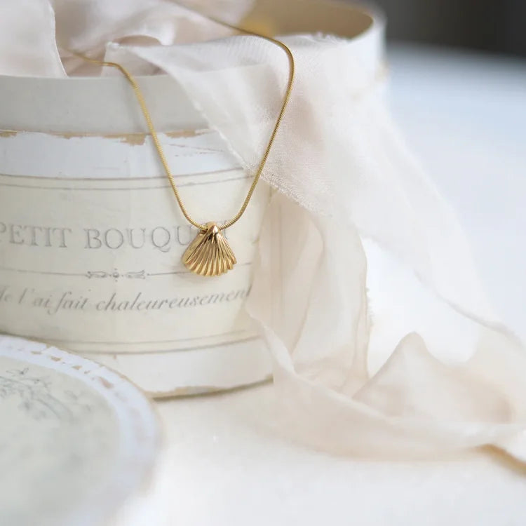 Lila - Elegant Floral Necklace with Gold Scallop Shell Pendant