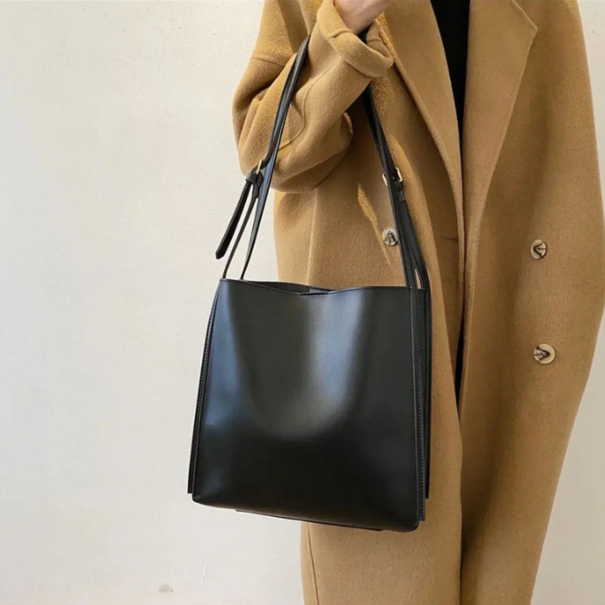 RetroChic Handbag - Vintage-Style Fashion Bag