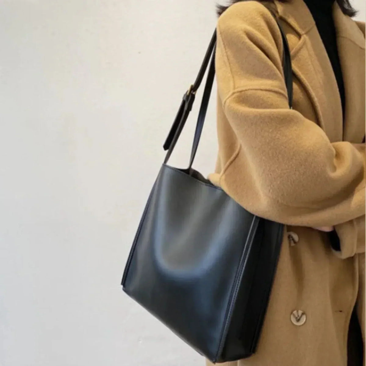 RetroChic Handbag - Vintage-Style Fashion Bag