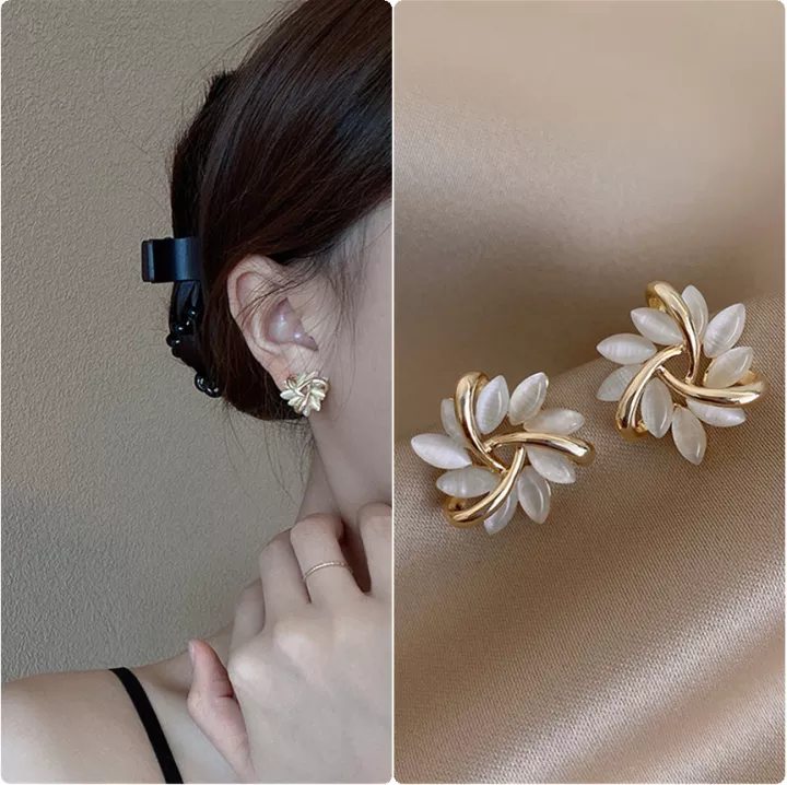 Daflora - Chic Opal Floral Stud Earrings