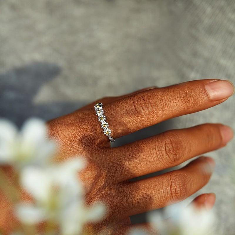 Amiflora - Elegant Adjustable Silver Daisy Ring