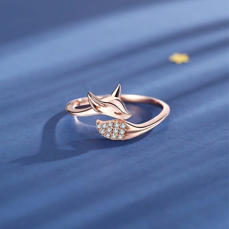 Renara - Elegant Silver Fox Ring