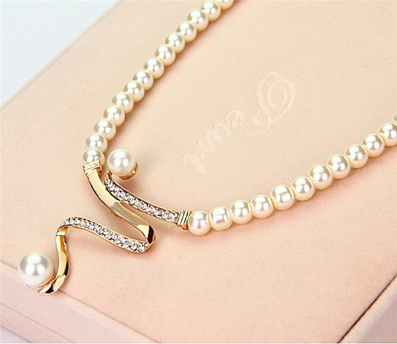 Lysanne - Natural Pearl Necklace and Earrings Set