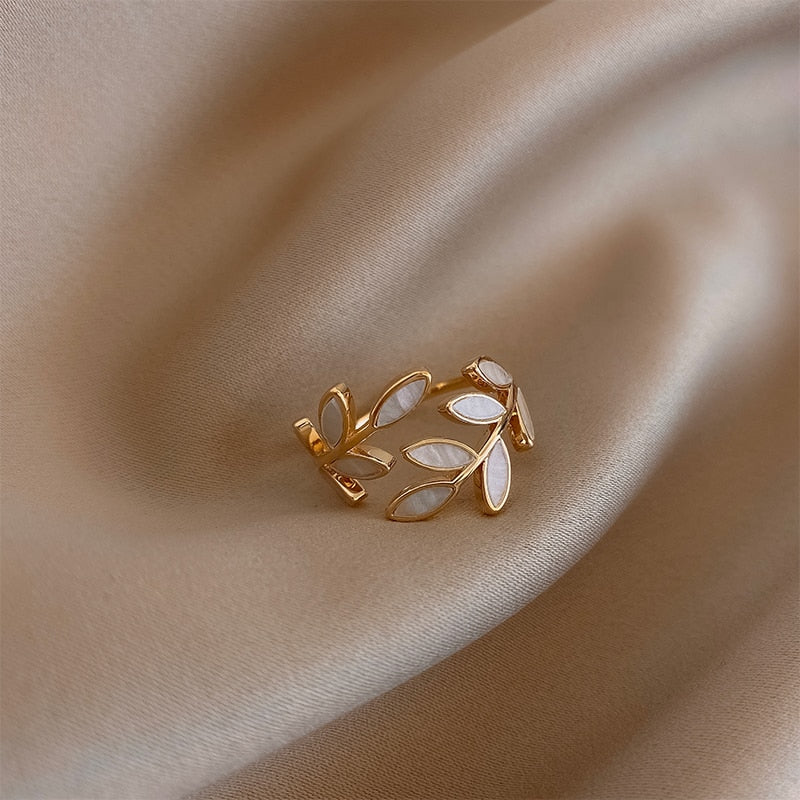 Amarille Gold Leaf Ring - Elegant Nature-Inspired Design