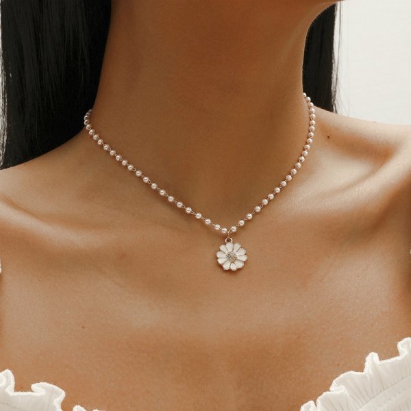Flora Necklace - Elegant Pearl Necklace with Daisy Pendant
