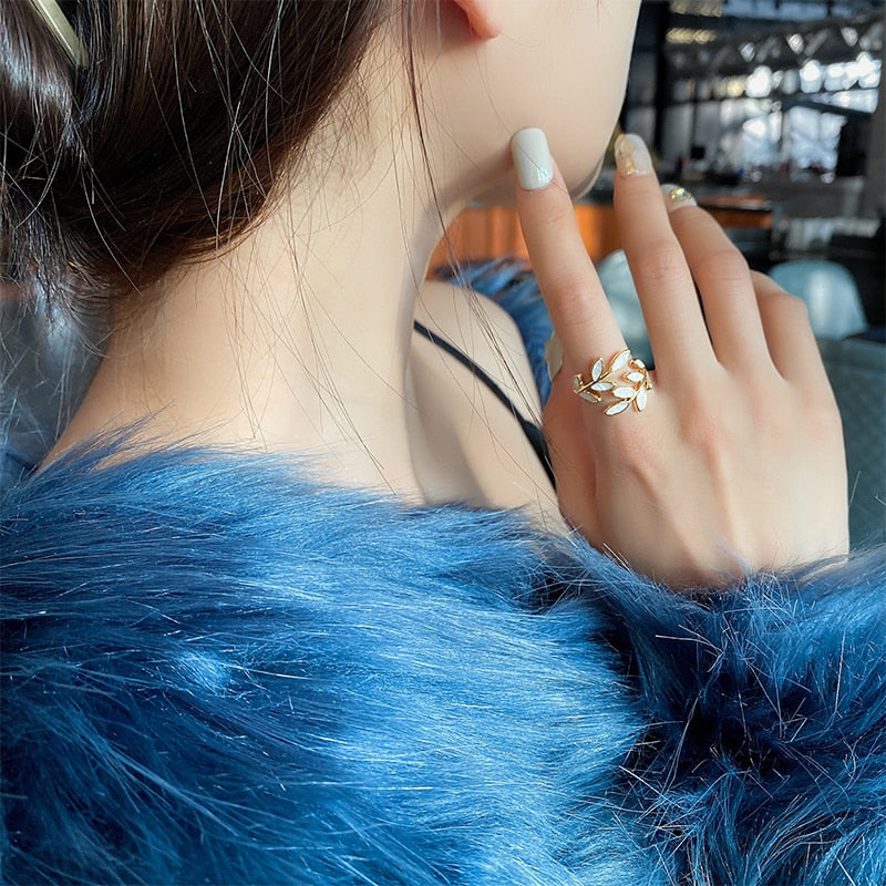 Amarille Gold Leaf Ring - Elegant Nature-Inspired Design