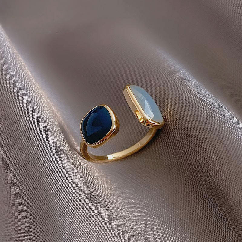 Gwenora - Adjustable Gold Ring with a Sparkling Gemstone