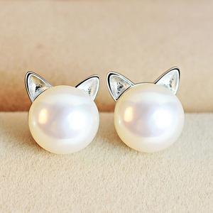 Selia Cat Earrings - Elegant Silver Studs with Natural Pearls