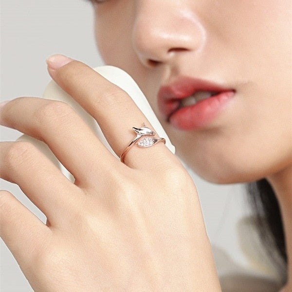 Renara - Elegant Silver Fox Ring