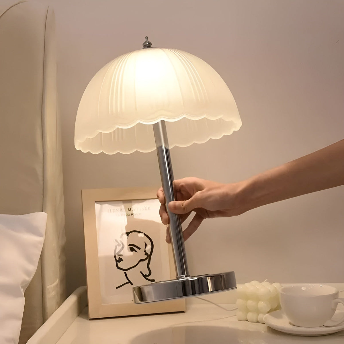 ModernGleam - Modern Elegant LED Table Lamp
