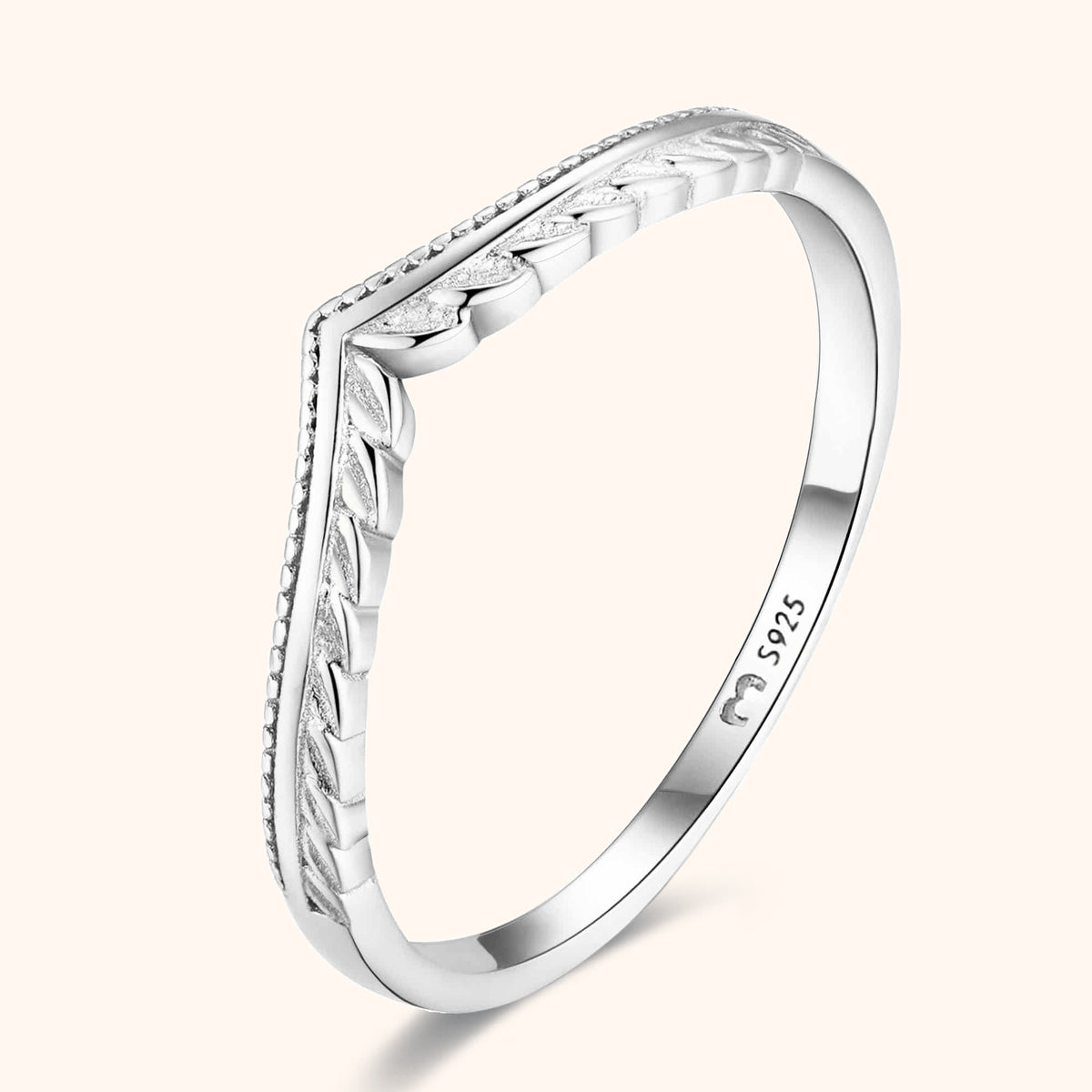 Vera - Elegant Leaf Motif Ring