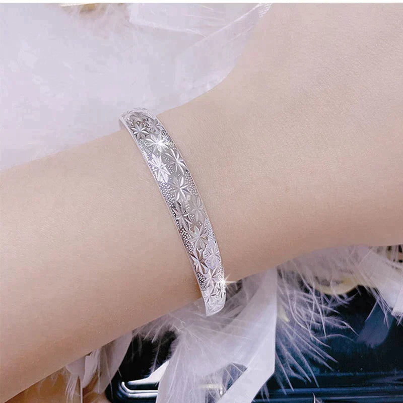 Hyzara - Star-Shaped Silver Bracelet for a Radiant Look