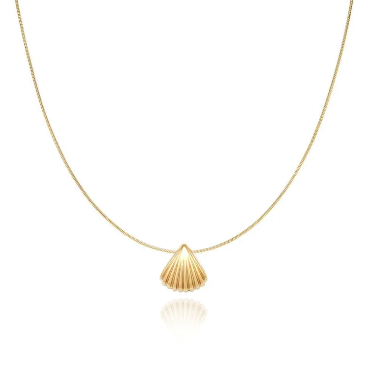 Lila - Elegant Floral Necklace with Gold Scallop Shell Pendant