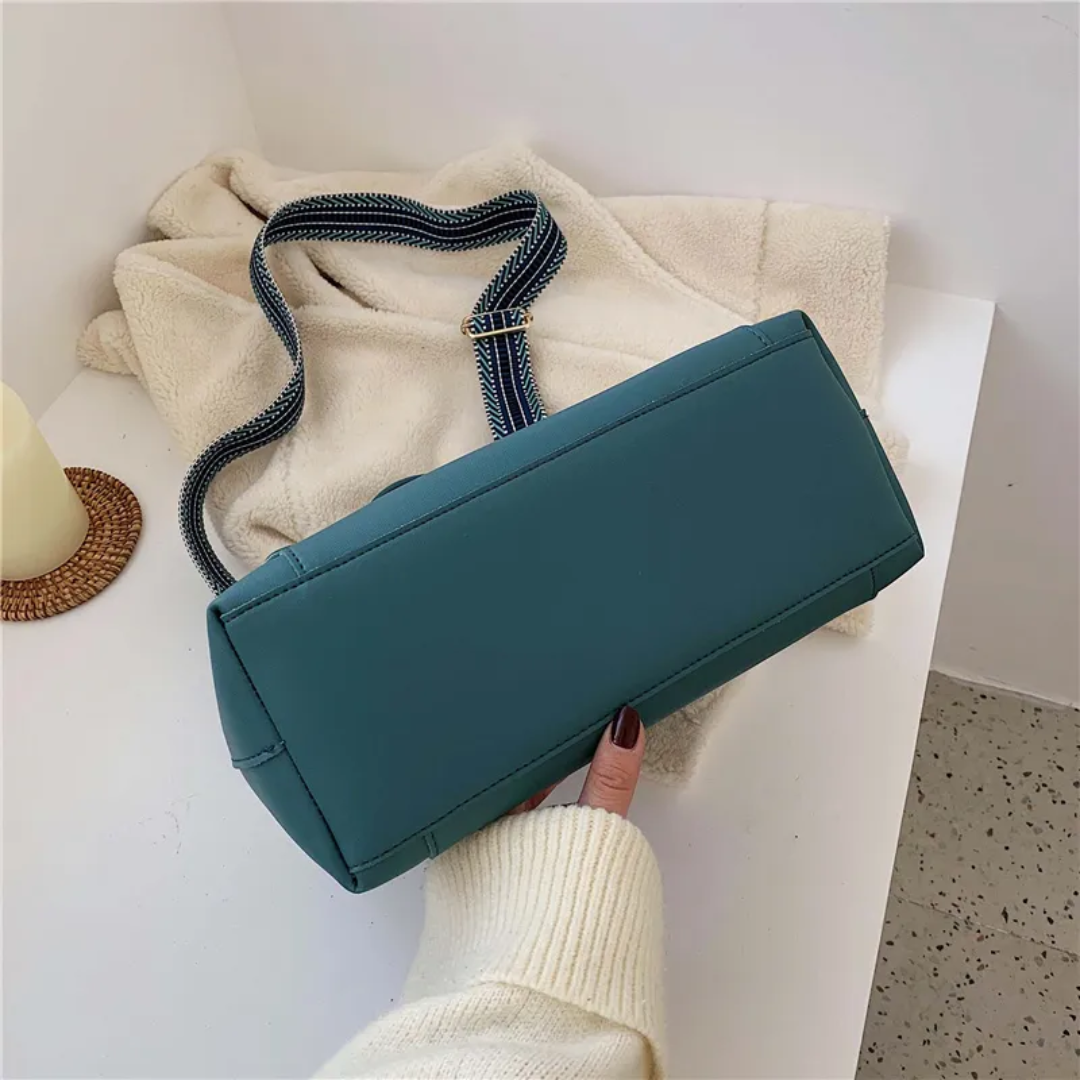 Karen Messenger - A Fashionable and Functional Shoulder Bag