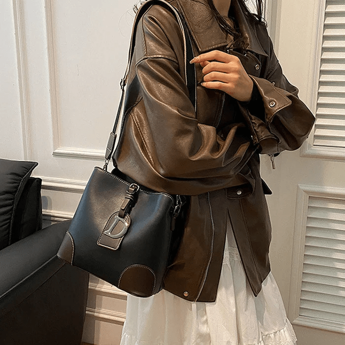 LuxeCarry - Elegant Leather Shoulder Bag with Plenty of Room