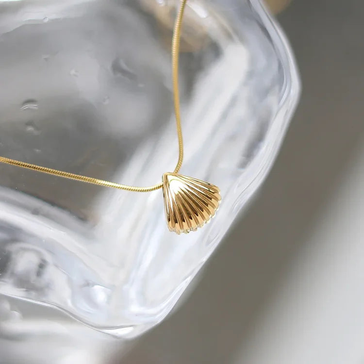 Lila - Elegant Floral Necklace with Gold Scallop Shell Pendant
