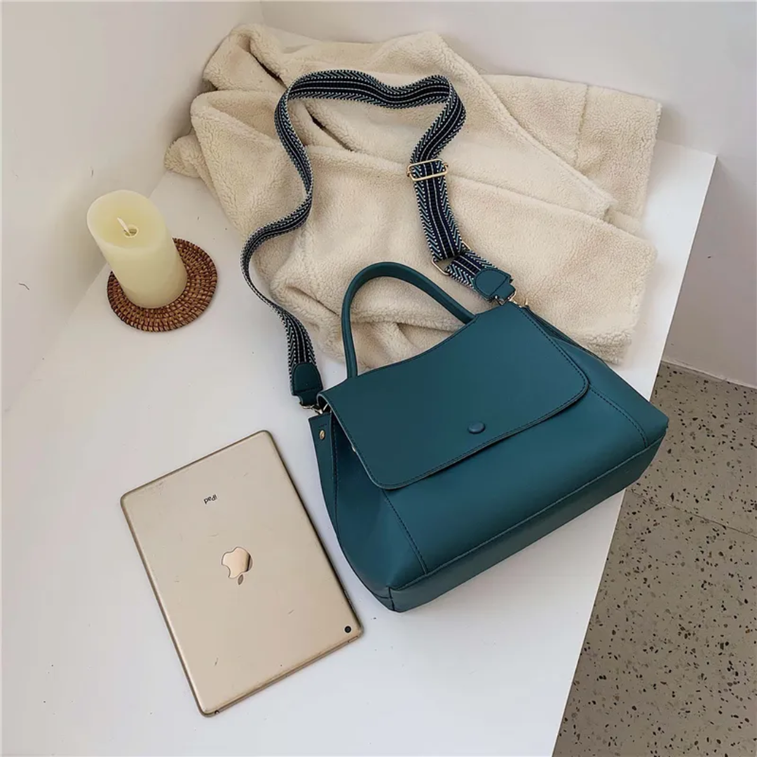 Karen Messenger - A Fashionable and Functional Shoulder Bag