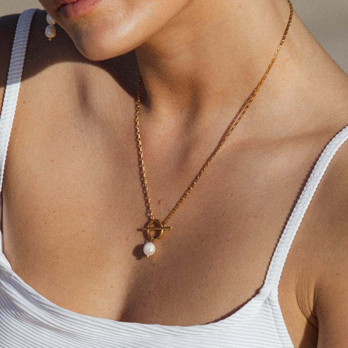 Lucía - Elegant Pearl Necklace with a Refined Clasp