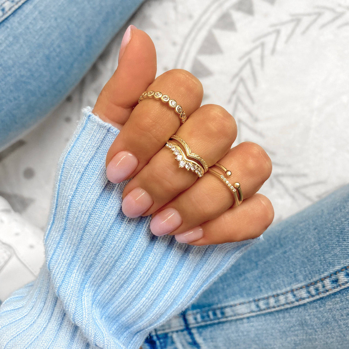Vera - Elegant Leaf Motif Ring
