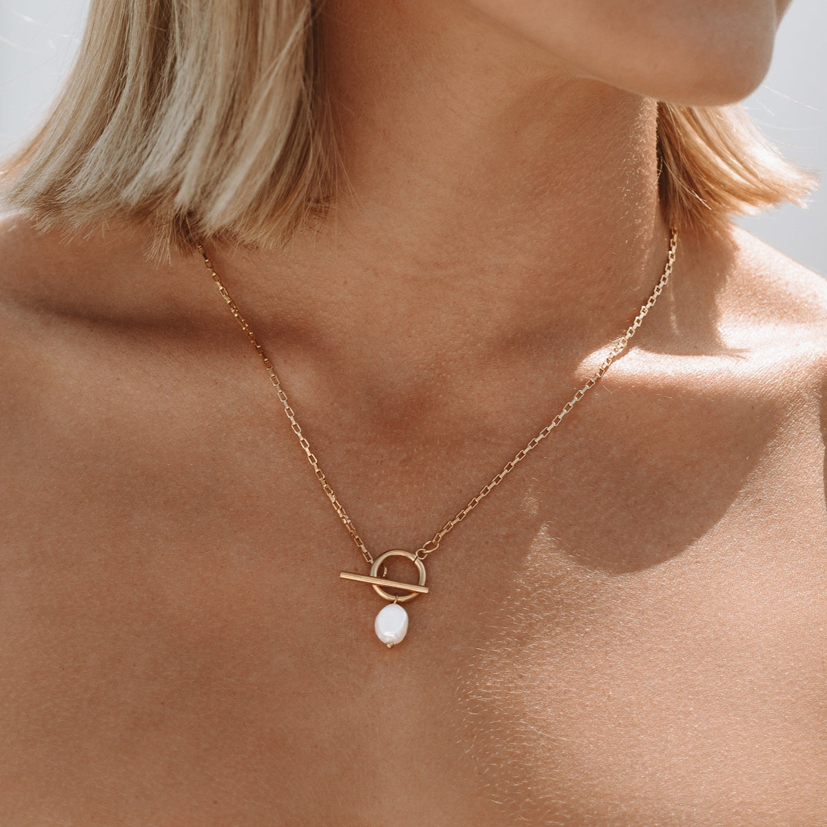 Lucía - Elegant Pearl Necklace with a Refined Clasp